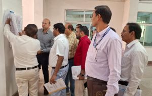  कलेक्टर ने शासकीय इंजीनियरिंग कॉलेज सेजबहार स्थित स्ट्रॉग रूम का किया निरीक्षण